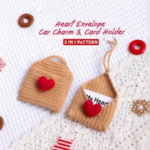 Könnte beinhalten: Zwei gehäkelte Herz-Umschlag-Autoanhänger und Kartenhalter in Beige mit roten Herzakzenten. Ein Umschlag ist geschlossen, der andere offen mit einer Karte mit der Aufschrift "My Heart". Der Text "Heart Envelope car Charm & Card Holder" steht darüber.