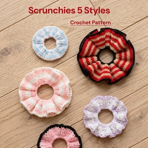 Puede incluir: Cinco coleteros de ganchillo en varios colores y texturas, incluyendo uno azul claro y blanco, uno a rayas rojas, bronceadas y negras, uno rosa y blanco, uno lavanda y blanco, y uno rosa con borde negro. El texto dice: Scrunchies 5 Styles Crochet Pattern.