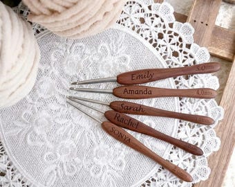 Personalizowany szydełko z krwawego palisandru | Grawerowane drewniane szydełka, 10 rozmiarów, 2,0–6,5 mm | Zestaw prezentowy z orzecha włoskiego dla miłośników szydełkowania | Prezent-0