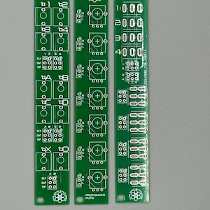Puede incluir: Tres placas de circuito verde con texto blanco y componentes. Las placas están etiquetadas como "Protomato Jacks", "Protomato Pots" y "Protomato Switches".