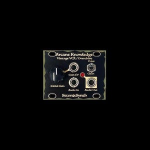 以下が含まれることがあります： SetonixSynthのArcane Knowledge Vintage VCA/Overdriveと記された黒いモジュラーシンセサイザーパネル。Initial Gain用の大きな黒いノブ1つ、Gain CV、Audio In、Audio Out用の3つの銀色のジャック、およびトグルスイッチが搭載されています。