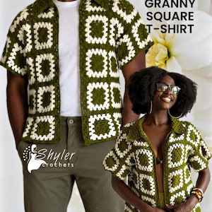 Peut inclure: Une chemise en crochet à manches courtes avec un motif répétitif de carrés granny vert olive et blanc et un col. Le texte UNISEX CROCHET GRANNY SQUARE T-SHIRT est imprimé dans le coin supérieur droit, et le logo Shyler crochets est visible.