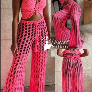 Puede incluir: Una taza de cerámica blanca con asa negra y el texto "But first, coffee" en estilo manuscrito. La taza está sobre una superficie blanca. Para bebidas calientes.