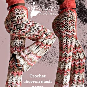 Peut inclure: Pantalon en crochet à motif chevron, couleur crème, corail et marron. Le pantalon a une coupe large et une taille à cordon. Le haut assorti est un haut de bikini en crochet corail. Le texte indique "Crochet chevron mesh pants by shylercrochets."