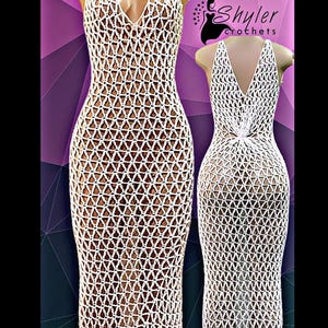 Puede incluir: Dos vestidos blancos de ganchillo con cuello halter y cuello en V. Los vestidos son ajustados y presentan un patrón geométrico. Los vestidos se exhiben en maniquíes sobre un fondo morado y negro. El logotipo "Shyler Crochets" es visible.
