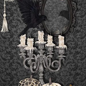 Peut inclure: Illustration gothique avec un corbeau noir, un chandelier avec des bougies et des citrouilles décoratives. Le fond est un papier peint sombre à motifs, un miroir et des guirlandes de perles, pour Halloween.
