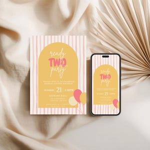Può includere: Un invito di compleanno con la scritta "ready TWO party" in giallo e rosa. L'invito ha uno sfondo a righe e include la data, l'ora e il luogo. Uno smartphone mostra lo stesso design. Sono presenti anche palloncini rosa e gialli.