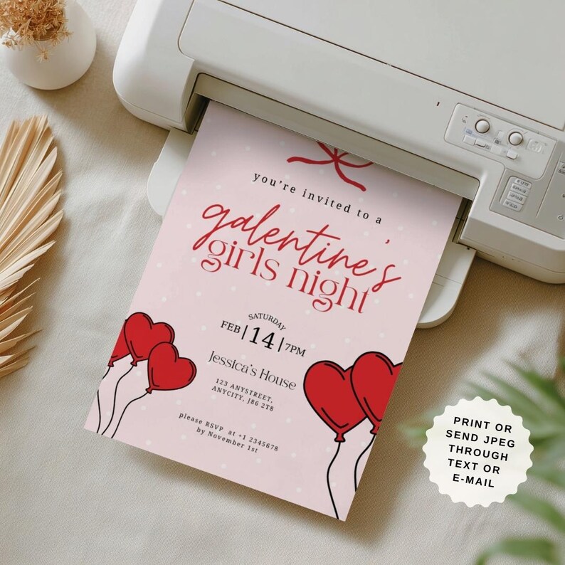 Op de afbeelding: Een roze Galentine's Girls Night uitnodiging wordt afgedrukt vanaf een witte printer. De uitnodiging bevat rode hartballonnen en de tekst "you're invited to a Galentine's Girls Night" met evenementdetails. De uitnodiging bevat ook RSVP-informatie.