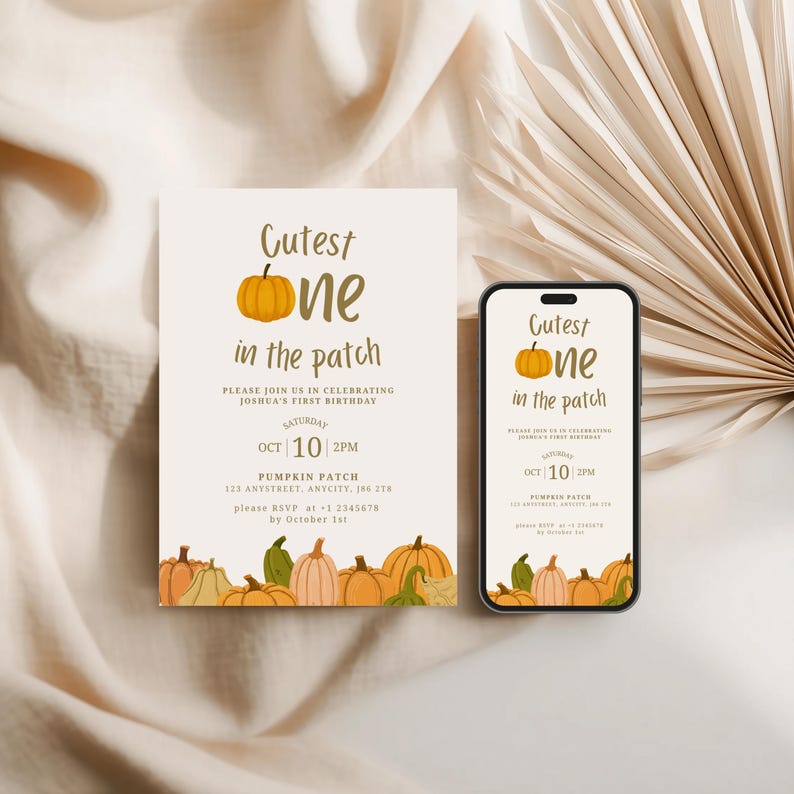 Pode incluir: Um convite com tema de outono com o texto "Cutest One in the Patch" e um gr&aacute;fico de ab&oacute;bora. O convite inclui detalhes do evento e &eacute; exibido em um smartphone e um cart&atilde;o impresso.