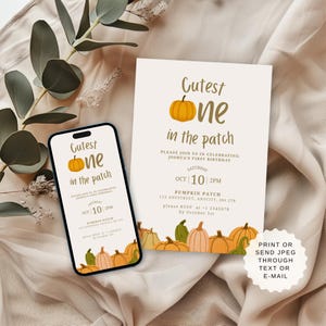 Pode incluir: Um convite com tema de outono com o texto "Cutest One in the Patch" e um gr&aacute;fico de ab&oacute;bora. O convite &eacute; exibido em um smartphone e um cart&atilde;o impresso, com detalhes para uma festa de anivers&aacute;rio, incluindo data, hora e local.
