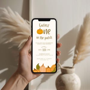 Pode incluir: Um smartphone exibe um convite com tema de outono com o texto "Cutest One in the Patch". O convite apresenta um gr&aacute;fico de ab&oacute;bora laranja e detalhes para uma festa de anivers&aacute;rio.