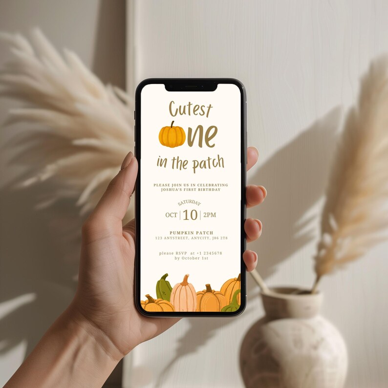 Pode incluir: Um smartphone exibe um convite com tema de outono com o texto "Cutest One in the Patch". O convite apresenta um gr&aacute;fico de ab&oacute;bora laranja e detalhes para uma festa de anivers&aacute;rio.
