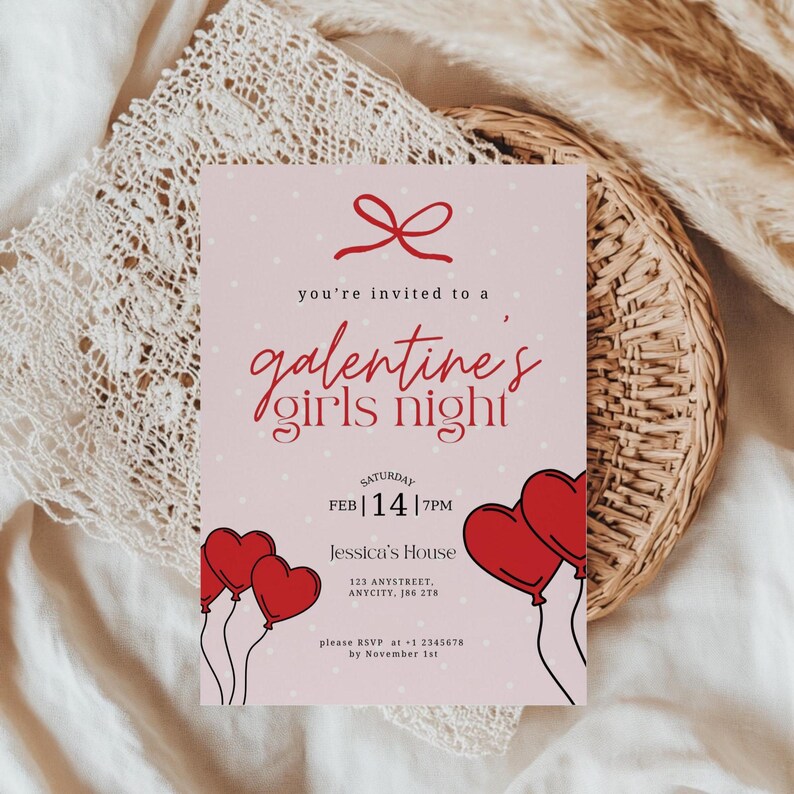 Op de afbeelding: Een roze Galentine's Girls Night uitnodiging met een rode strik en hartvormige ballonnen. De uitnodiging bevat de datum, tijd en locatie, met de tekst "you're invited to a Galentine's Girls Night". De uitnodiging staat op een geweven achtergrond.