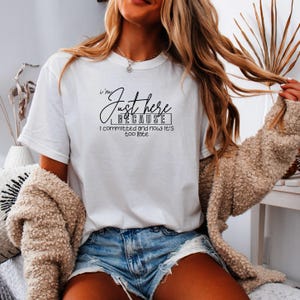 Może przedstawiać: Zestaw trzech ceramicznych kubków z nakrapianym, kremowym szkliwem. Każdy kubek ma inny ręcznie malowany kwiatowy wzór w odcieniach niebieskiego, zielonego i żółtego. Kubki mają prosty, zaokrąglony kształt i wygodny uchwyt.