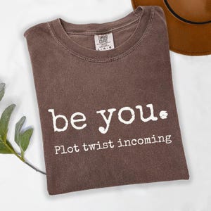 Be You Plot Twist Incoming T-shirt | Komfortfärgad T-shirt, var konstig, var verklig, var konstig, var oväntad kurvboll, bomb, uppenbarelse, chock