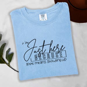 Jag är bara här för att kärlek betyder att dyka upp t-shirt, citat om engagemang, mål för relationer, närvarogåva, meningsfull kärlek