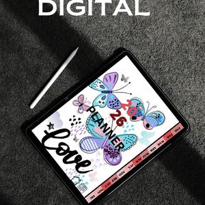 Puede incluir: Un planificador digital en una tableta con un lápiz óptico blanco. El planificador muestra ilustraciones de mariposas coloridas y la palabra "Love". El texto en la parte superior dice "PLANNER DIGITAL".