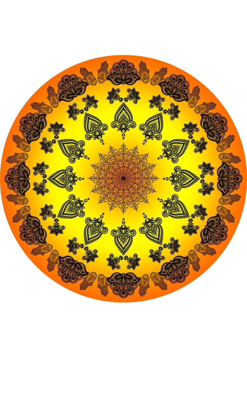 Pode incluir: Um design decorativo circular com um gradiente de amarelo a laranja. O design apresenta intrincados padr&otilde;es florais e paisley pretos, incluindo uma mandala central e elementos de borda externos.