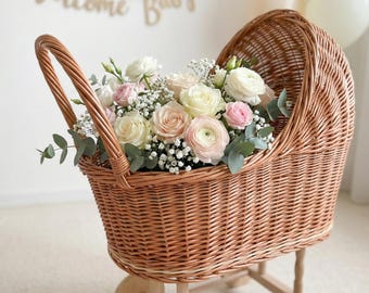 Carrozzina in vimini per fiori / Centrotavola per baby shower / Decorazioni floreali per baby shower / Decorazioni per feste di nascita / Passeggino ecologico per bambole per bambina