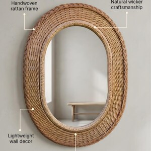 K&ouml;nnte beinhalten: Ein ovaler Spiegel mit einem handgeflochtenen Rattanrahmen und nat&uuml;rlicher Weidenflechtkunst. Die Wanddekoration zeichnet sich durch ein handgefertigtes Design aus. Der Text auf dem Bild umfasst: Handwoven rattan frame, Natural wicker craftsmanship, Lightweight wall decor, Artisan handmade design.