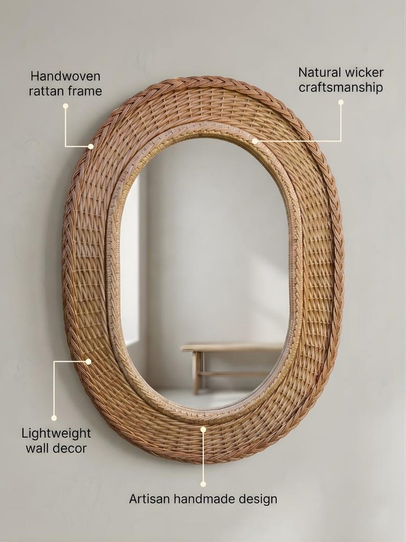 K&ouml;nnte beinhalten: Ein ovaler Spiegel mit einem handgeflochtenen Rattanrahmen und nat&uuml;rlicher Weidenflechtkunst. Die Wanddekoration zeichnet sich durch ein handgefertigtes Design aus. Der Text auf dem Bild umfasst: Handwoven rattan frame, Natural wicker craftsmanship, Lightweight wall decor, Artisan handmade design.