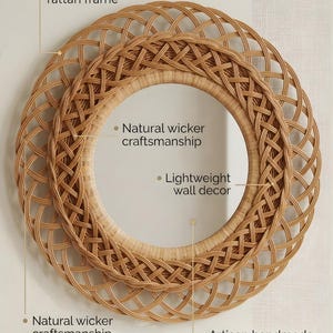 K&ouml;nnte beinhalten: Ein runder Spiegel mit einem handgeflochtenen Rattanrahmen, der nat&uuml;rliche Weidenflechtkunst und ein handgefertigtes Design aufweist. Der Text auf dem Bild enth&auml;lt Handwoven rattan frame, Natural wicker craftsmanship und Lightweight wall decor.