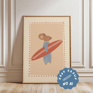 Puede incluir: Impresi&oacute;n art&iacute;stica enmarcada que presenta un rat&oacute;n de dibujos animados con un atuendo a rayas azules, sosteniendo una tabla de surf roja. La obra de arte tiene un fondo beige con un borde punteado y una pegatina azul "Hand Drawn No AI".