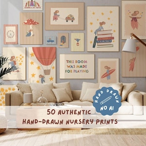 Op de afbeelding: Een verzameling van 50 handgetekende kinderkamerprints met illustraties van muizen, luchtballonnen en sterren. De kunstwerken worden tentoongesteld op een muur boven een beige bank, met de tekst "THIS ROOM WAS MADE FOR PLAYING".