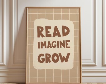Puede incluir: Impresión artística enmarcada con las palabras "READ IMAGINE GROW" en marrón sobre un fondo crema. El fondo tiene un patrón de cuadrícula marrón claro. El marco es de color marrón claro. Ideal para una habitación infantil.