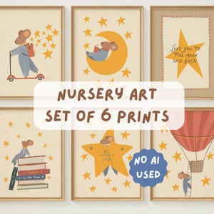 Könnte beinhalten: Set aus sechs gerahmten Kinderkunstdrucken. Jeder Druck zeigt skurrile Illustrationen einer Maus mit Sternen, einem Mond und einem Heißluftballon. Ein Druck lautet "Love you to the moon and back". Der Text "Nursery Art Set of 6 Prints" ist ebenfalls sichtbar.