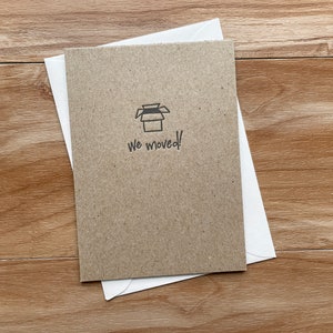 We zijn verhuisd! Letterpress Flat Card Set - 12 op cardstock met minimale doosillustratie en witte enveloppen