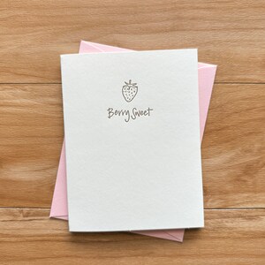 Cartolina tipografica Berry Sweet con illustrazione minimale alla fragola