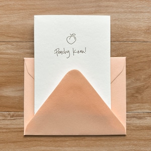 Cartolina tipografica Peachy keen con illustrazione pesca minimale