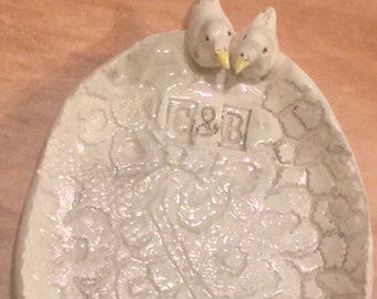 Wedding favor ceramic lace dish with 2 love birds can be personalized !