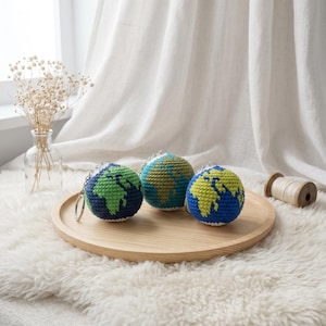 Patrón de amigurumi de globo terráqueo en PDF, tutorial de peluche realista del planeta, llavero del mundo adorable, decoración educativa.