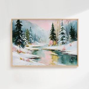 Peut inclure: Peinture de paysage encadrée représentant une scène hivernale avec des arbres enneigés et une rivière. L'œuvre utilise des bleus, des verts, des roses et des blancs, créant une vue sereine. La peinture est dans un cadre en bois.