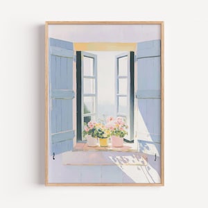 Könnte beinhalten: Gerahmtes Gemälde, das ein offenes Fenster mit hellblauen Fensterläden zeigt. Das Fenster zeigt eine helle Szene im Freien und drei Töpfe mit Blumen in Rosa, Gelb und Weiß. Das Kunstwerk ist in einem leichten, luftigen Stil gehalten.