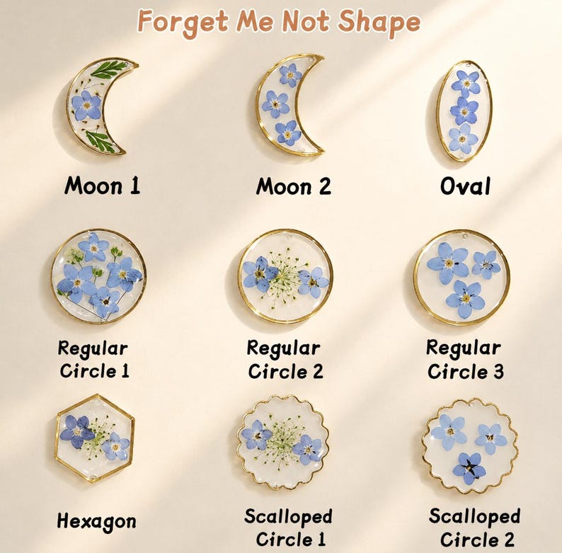 Puede incluir: Una colecci&oacute;n de nueve dijes de resina etiquetados como Forget Me Not Shape, con flores nomeolvides azules prensadas en marcos de metal dorado. Las formas incluyen dos lunas crecientes, un &oacute;valo, tres c&iacute;rculos, un hex&aacute;gono y dos c&iacute;rculos festoneados.