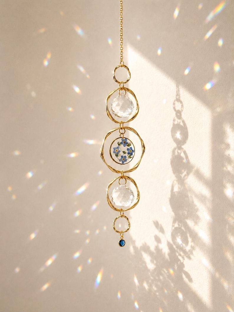 Atrapasueños personalizado con piedra natal, atrapasueños con flor nomeolvides, creador de arcoíris de cristal, adorno conmemorativo para ventana, regalo personalizado para mamá. imagen 1