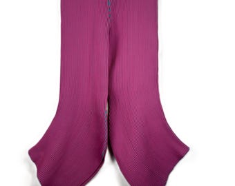 Pantaloni a zampa corti "Fluidity Loop" rosa di Issey Miyake, sfilata in passerella.