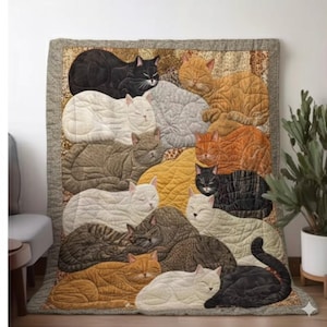 Puede incluir: Una colcha acolchada con un patrón de numerosos gatos durmiendo en varios colores, incluyendo negro, blanco, naranja y gris. Los gatos están dispuestos en un diseño en capas, con un borde de tonos neutros. La colcha probablemente está hecha de tela suave.