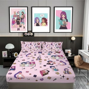 Może przedstawiać: Scena sypialni z łóżkiem z różowym prześcieradłem z gumką i poszewkami na poduszki ozdobionymi ilustracjami z kreskówek. Nad łóżkiem znajdują się trzy oprawione wydruki artystyczne z postaciami w stylu anime. Widoczne są biurko i krzesło.