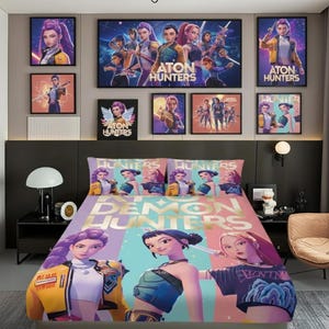 Op de afbeelding: Een slaapkamer set met een bed met een kleurrijke dekbedovertrek en kussenslopen, versierd met illustraties van animatiefiguren. De muur boven het bed toont ingelijste kunstwerken, waaronder posters en prints met vergelijkbare karakterontwerpen en de tekst "ATON HUNTERS".