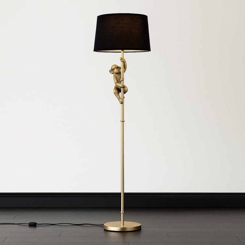 Lámpara de pie Mono Dorado – Escultura de resina lúdica con pantalla negra
