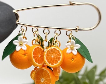 Broszka z pomarańczą i kwiatem – ręcznie robiona broszka z gliny polimerowej od ClayColada