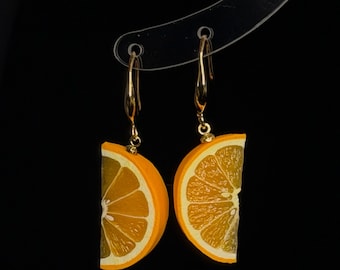 Kolczyki wiszące z plasterkiem pomarańczy – wyjątkowa biżuteria, ręcznie robione, wyrazisty styl na lato od ClayColadaCo