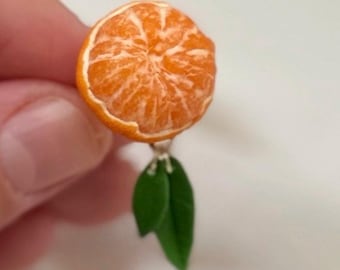 Regulowany pierścień mandarynkowy – obrana mandarynka z liśćmi, ręcznie robiona biżuteria z gliny polimerowej