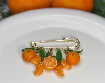 Ręcznie robiona broszka z mandarynki z gliny polimerowej – realistyczny dodatek w kształcie owocu