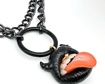 Naszyjnik z imitacji skóry z wisiorkiem w kształcie rogów diabła w kształcie ust