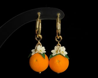 Pomarańczowe kolczyki z wiankiem kwiatowym od ClayColadaCo
